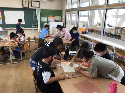 パズルのように班で分担して